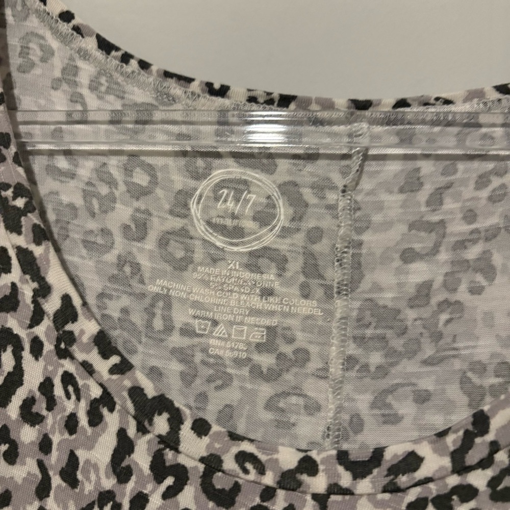 Maurice’s 24/7 Comfort animal print top grey and‎ White size XL - Picture 3 of 4